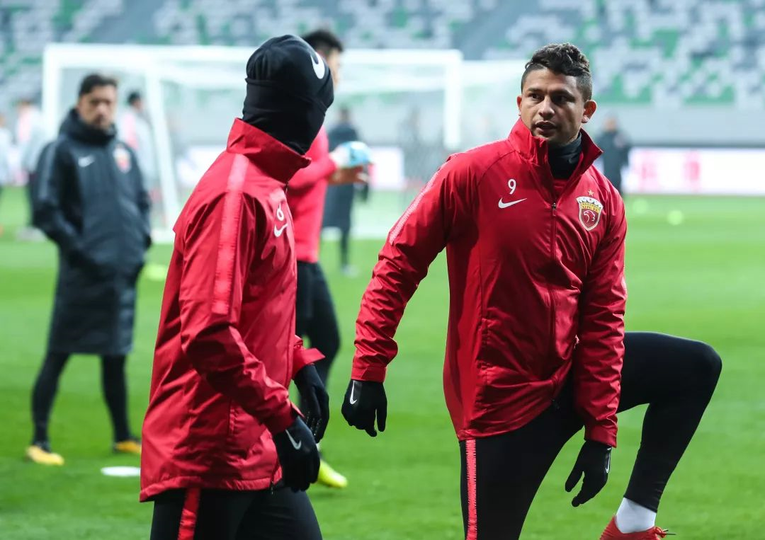 28圈-关于转会期中超焦点战，圣保罗完成外线爆发，质疑声四起，身体对抗强度拉满的信息