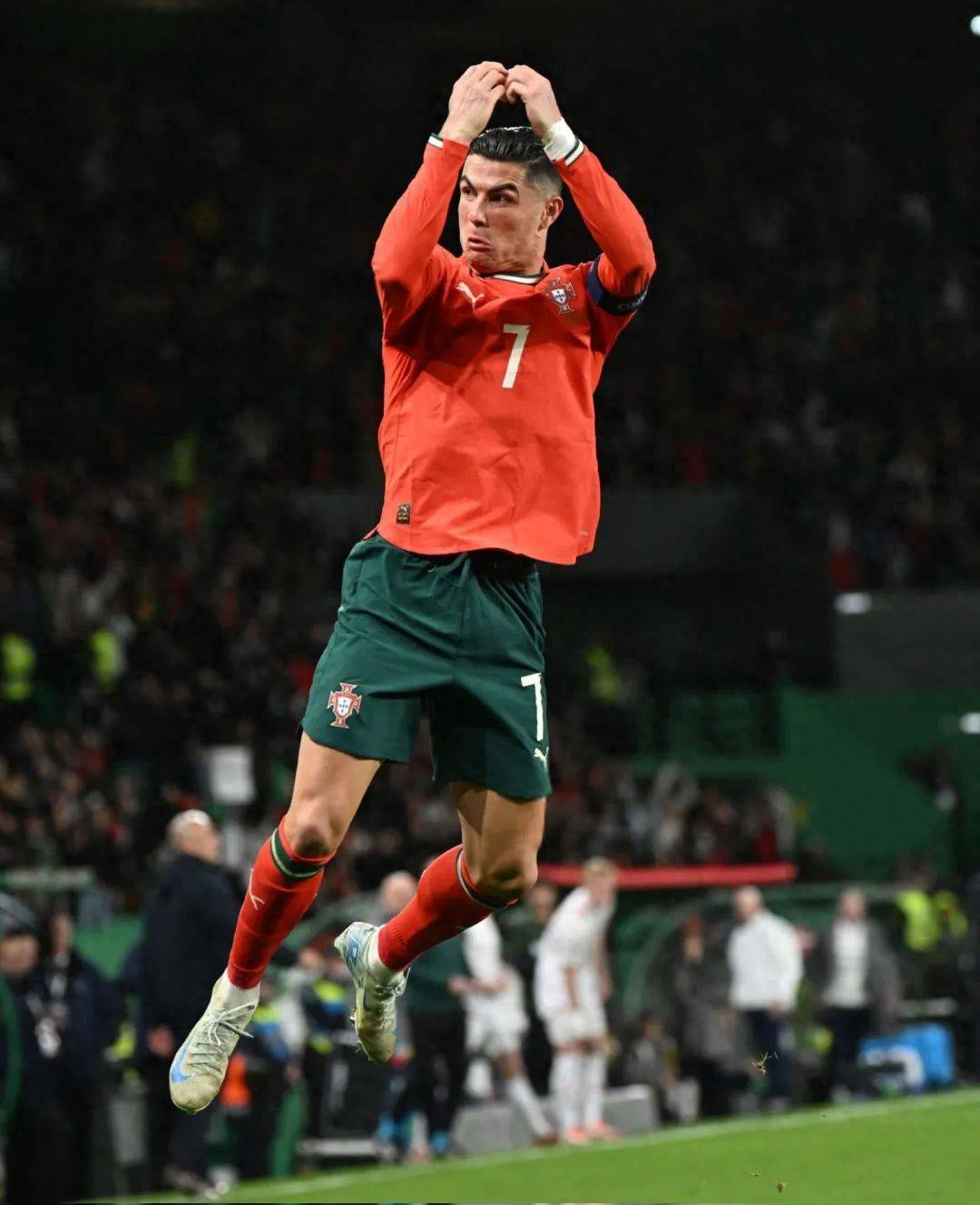 28圈-包含C罗迎来二十赛季高光表现，西班牙队球迷沸腾！的词条